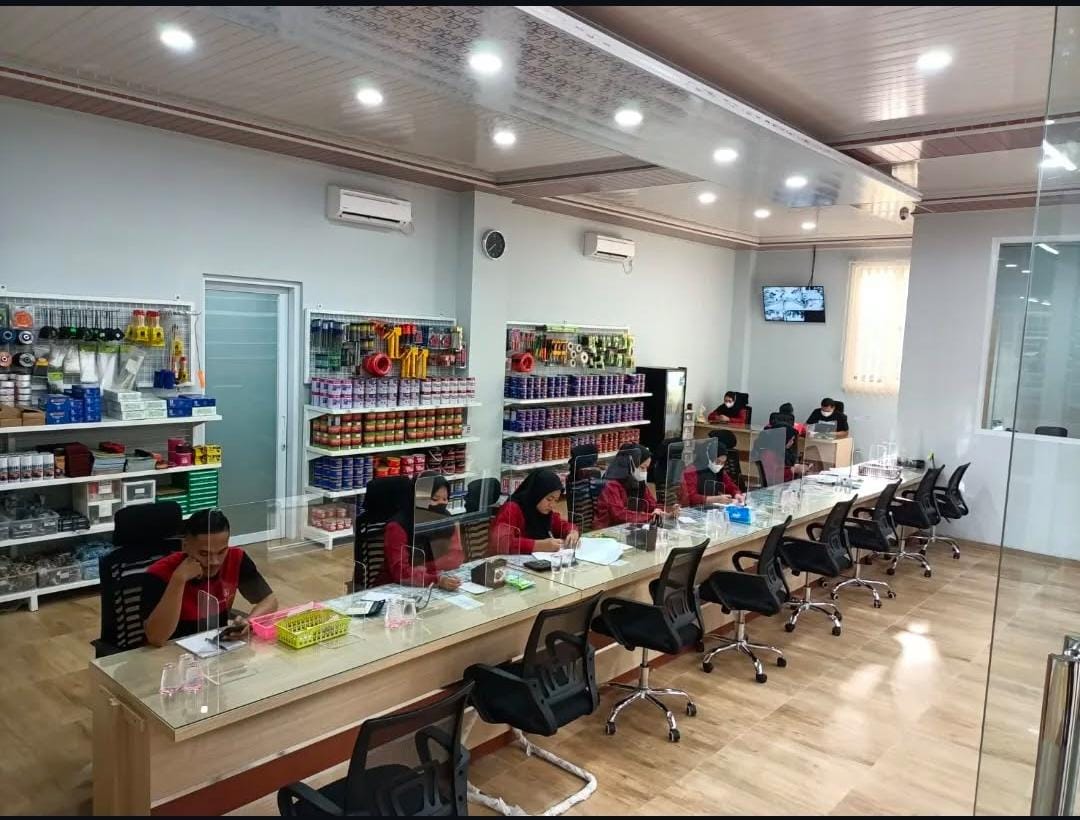 Aktivitas distribusi material bangunan Sinar Logam